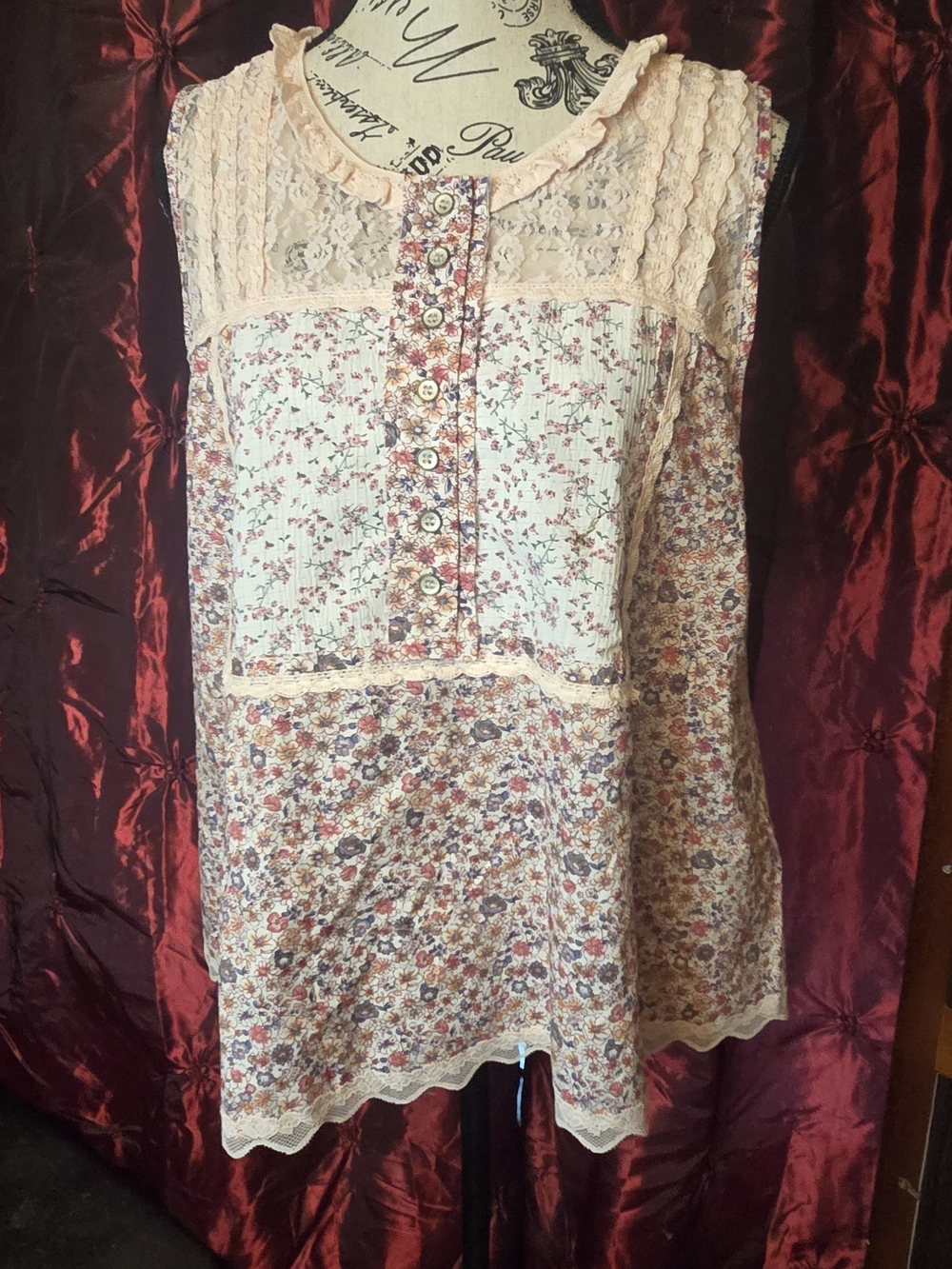 POL Floral Lace-Trim Sleeveless Tank in Pink and Cream